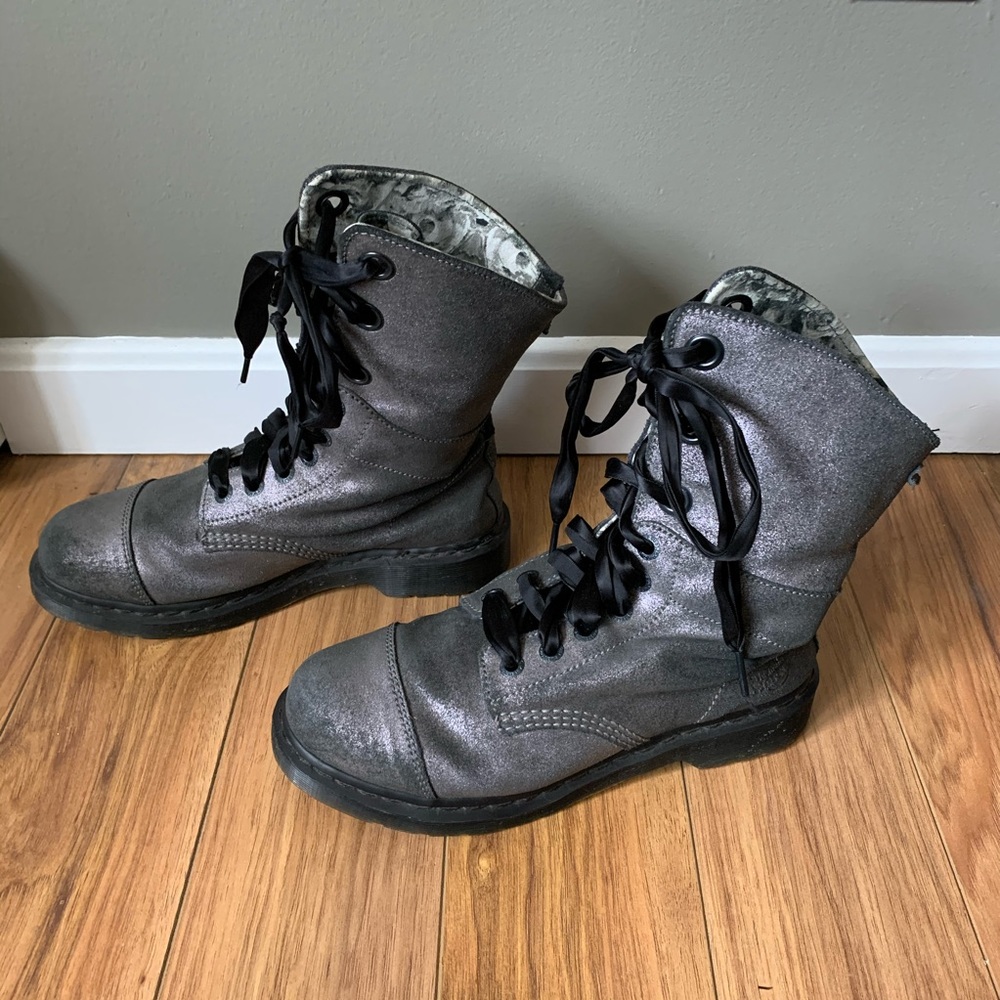 Dr. Martens Aimilie Triumph Metallic Pewter Sz 9